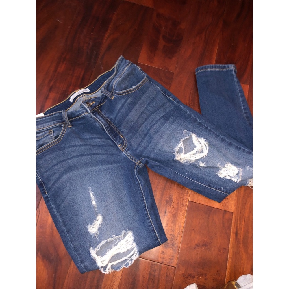RIPPED JEANS